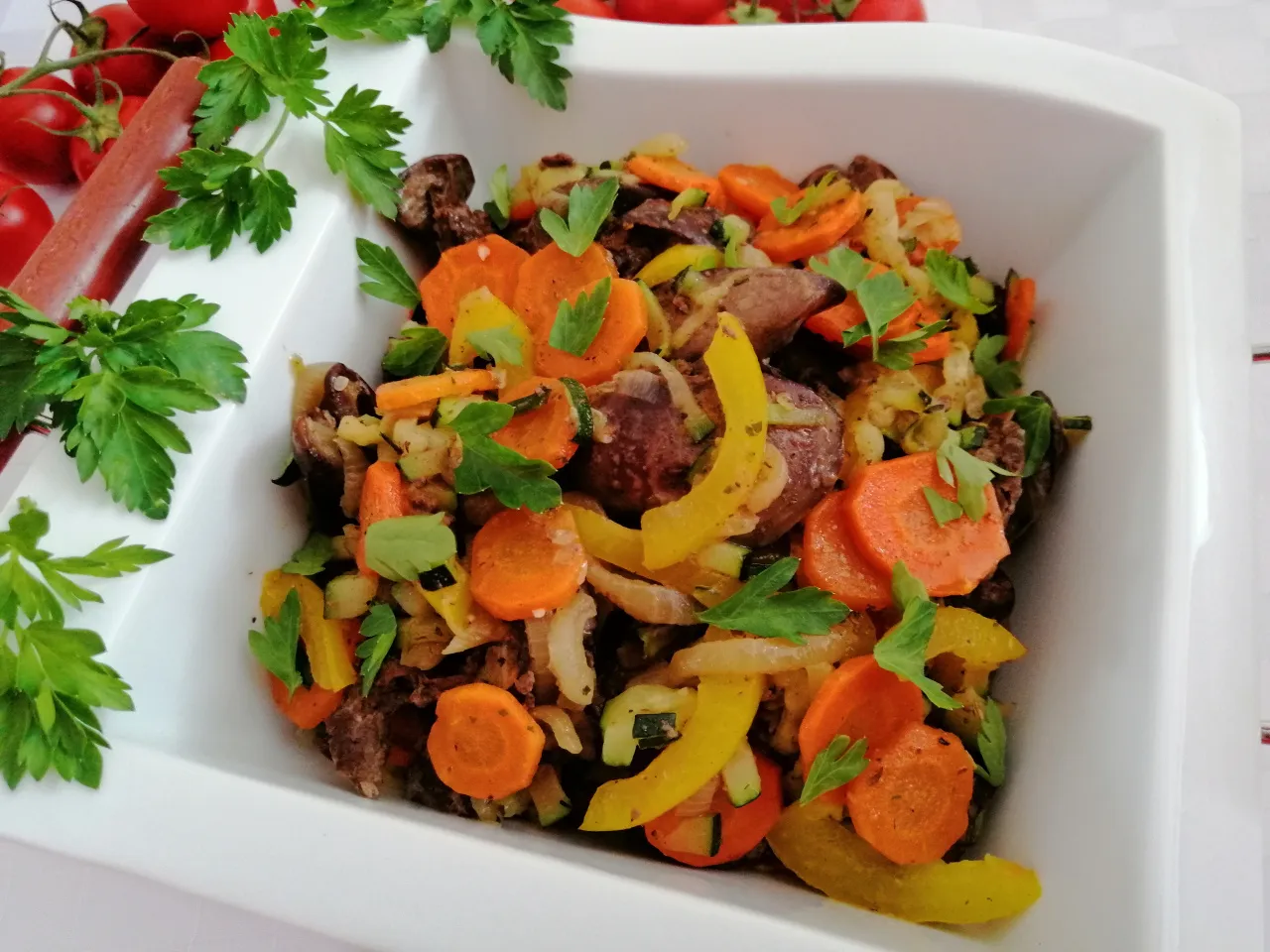 talerz wątróbki drobiowej z warzywami i natką pietruszki