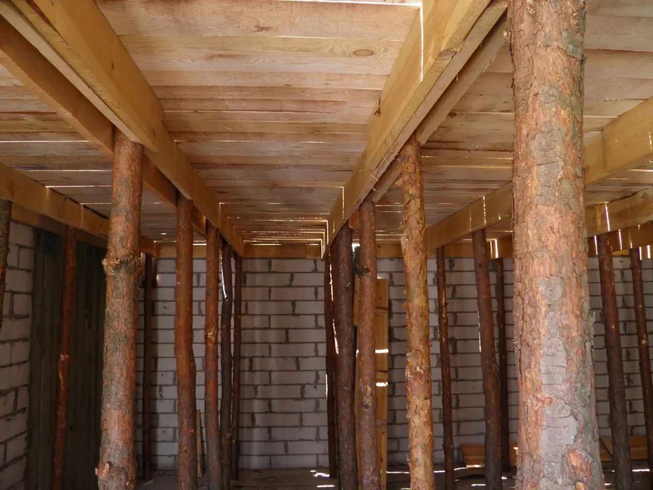 podstemplowanie stropu, stemple budowlane, podparcie belek stropowych