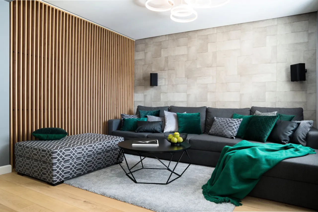 inspiracje ściana za kanapą lamele tapeta