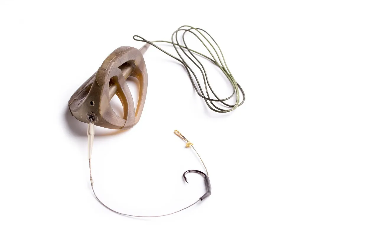 Różne rodzaje haczyków i przynęt na płoć