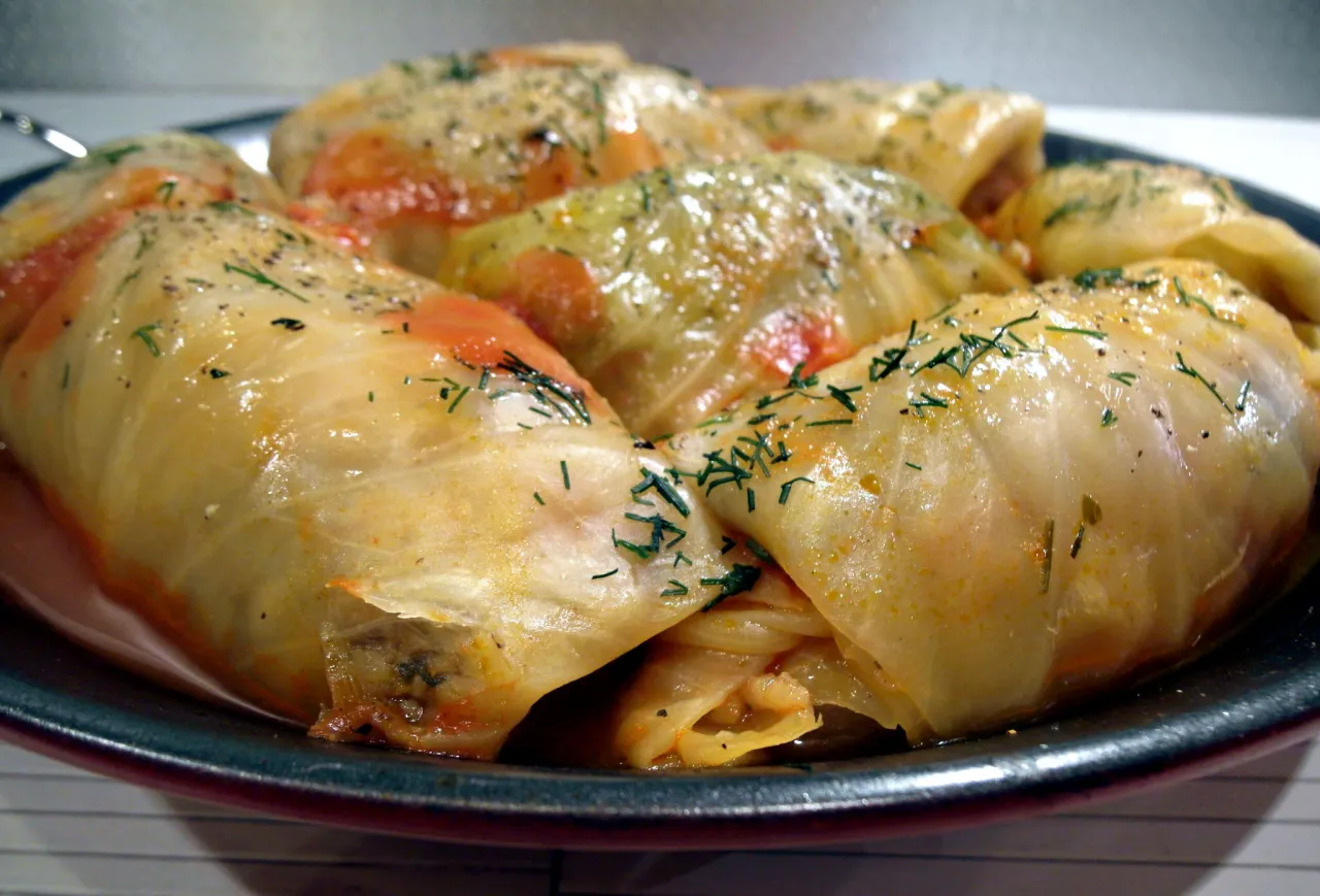 Pyszne gołąbki wegetariańskie, gotowe do podania. Zobacz, jak zrobić je samemu!