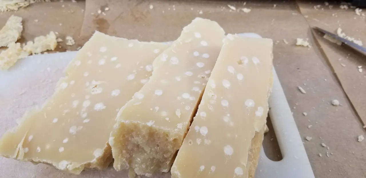 Kryształki tyrozyny w Parmigiano Reggiano