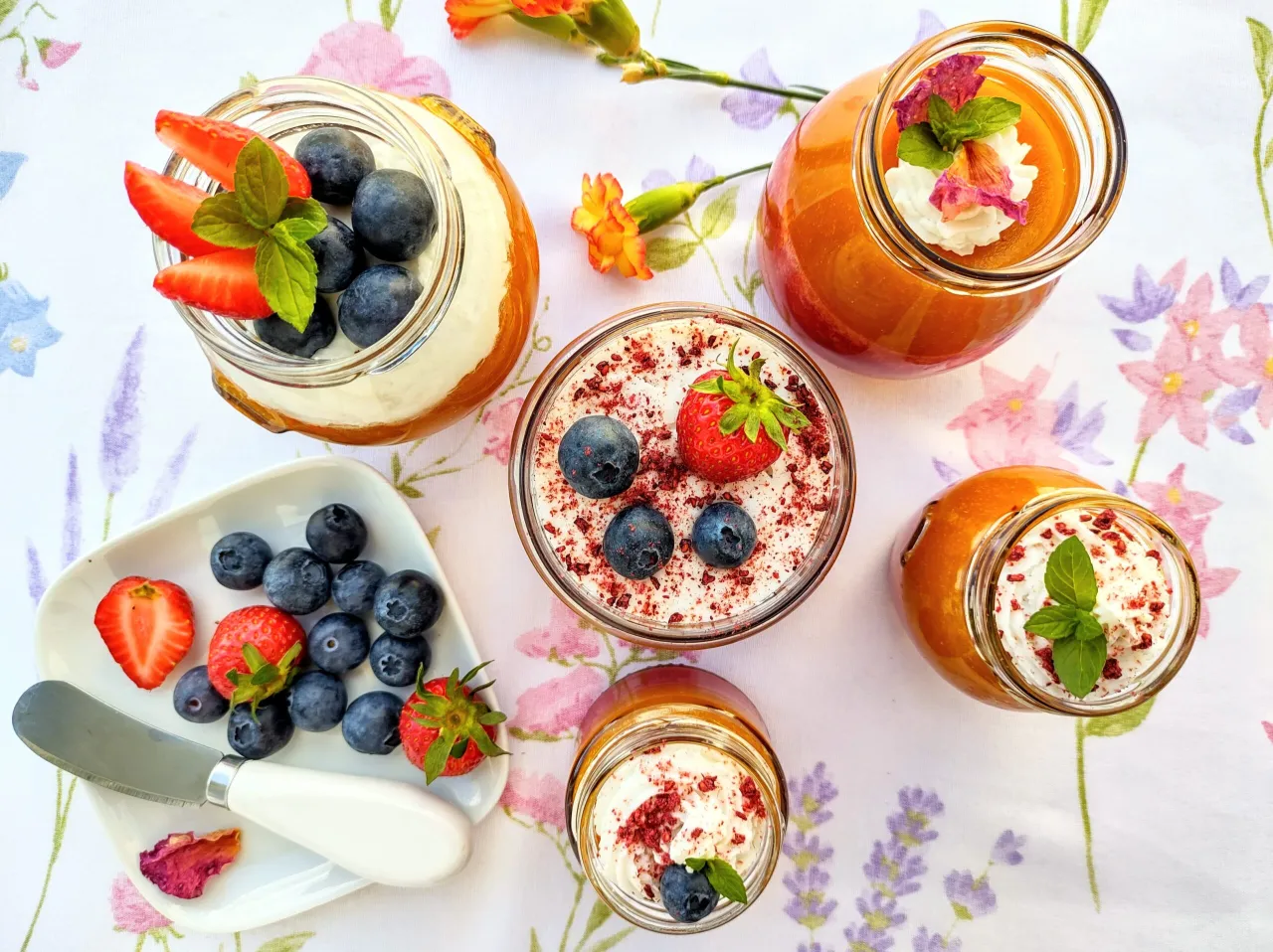 r&oacute;żne musy owocowe w miseczkach i słoikach