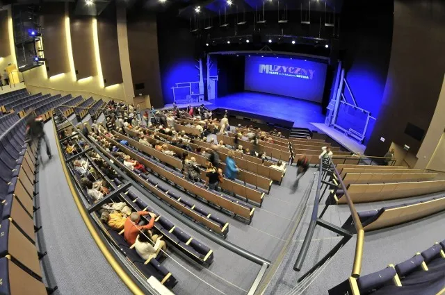 wnętrze Teatru Muzycznego w Gdyni podczas spektaklu