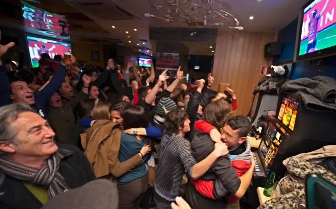 Gente viendo f&uacute;tbol en bar Espa&ntilde;a