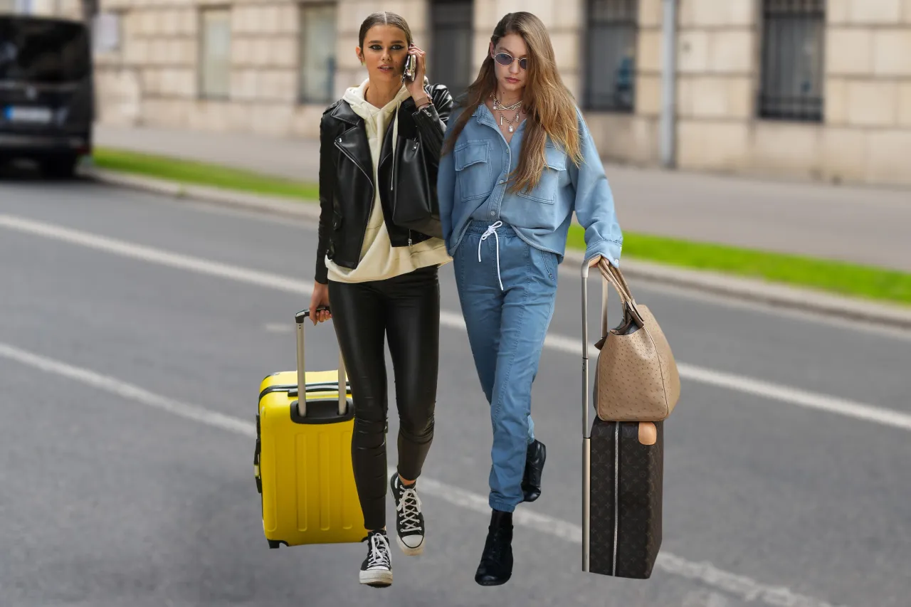 Person packt Koffer mit Packw&uuml;rfeln