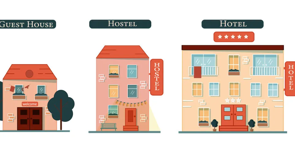 Por&oacute;wnanie pokoju hotelowego i pokoju w hostelu kolaż