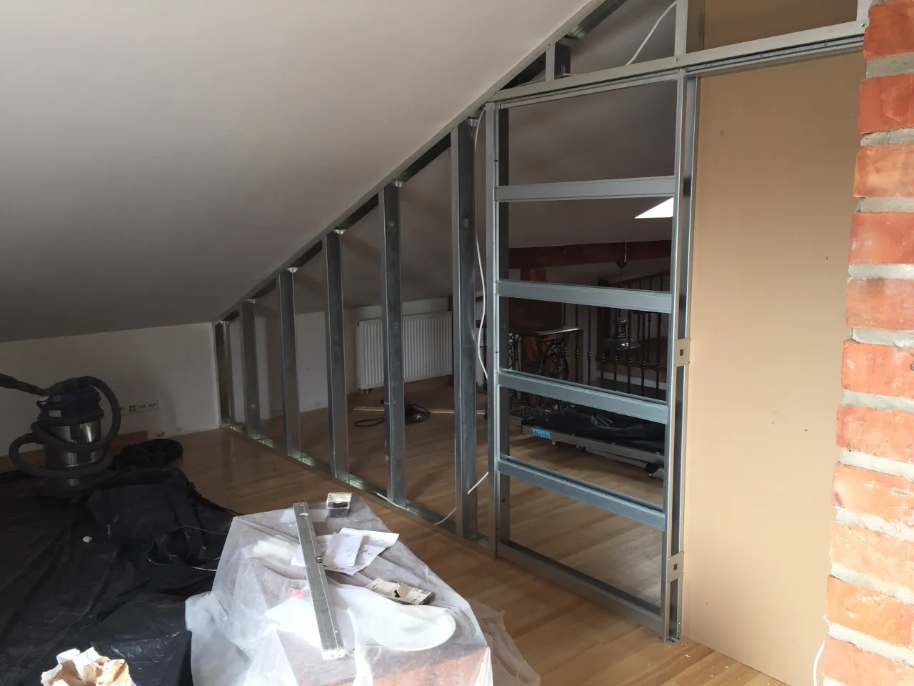 montaż kasety drzwi przesuwnych w ścianie