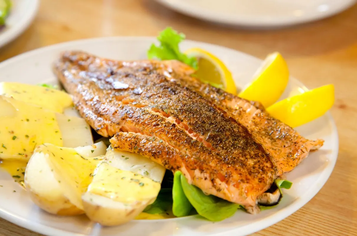 Smażona ryba z ziemniakami i cytryną. Idealny sposób, by dowiedzieć się, ile smażyć rybę na patelni, by była soczysta.