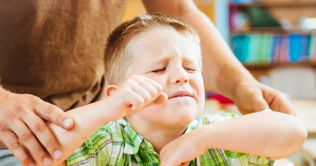 dzieci w r&oacute;żnym wieku reagujące na stratę