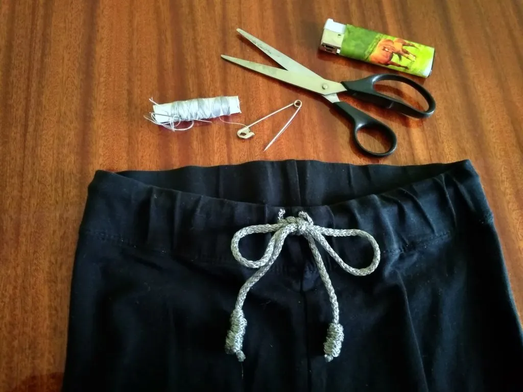zwężanie spodni w pasie bez szycia agrafka sznurek