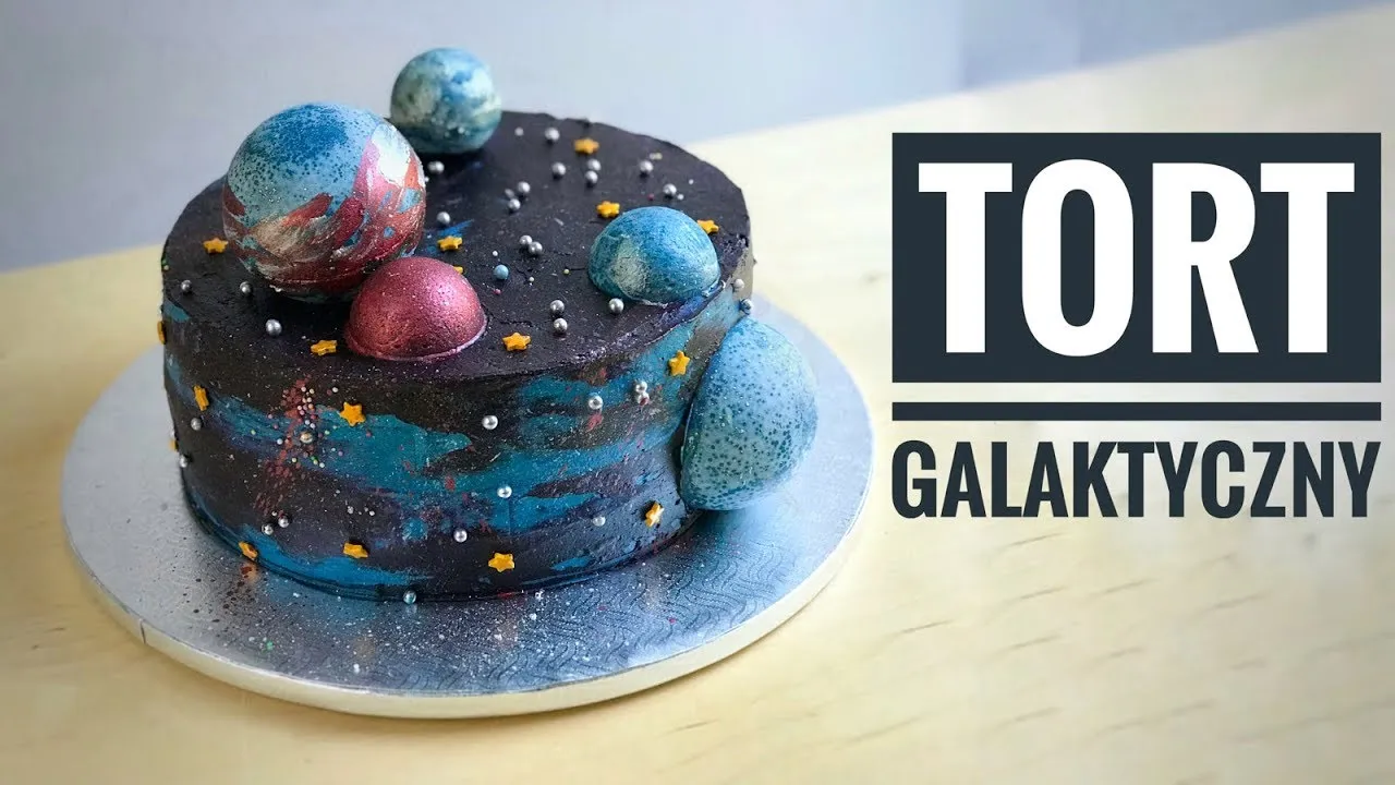 efektowny tort kosmiczny z polewą lustrzaną