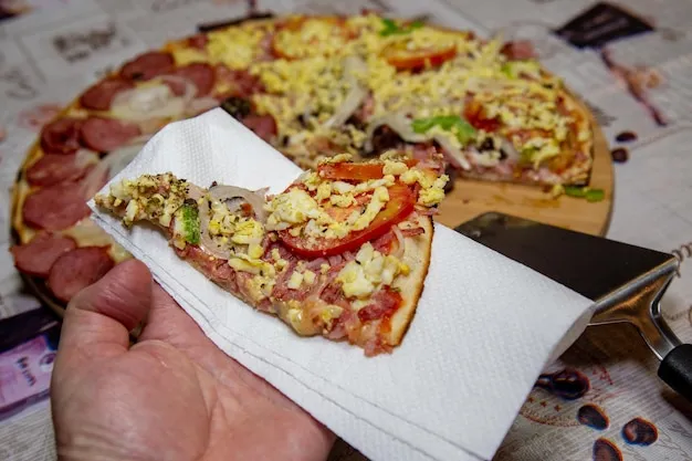 pizza 30 cm na stole z kawałkami