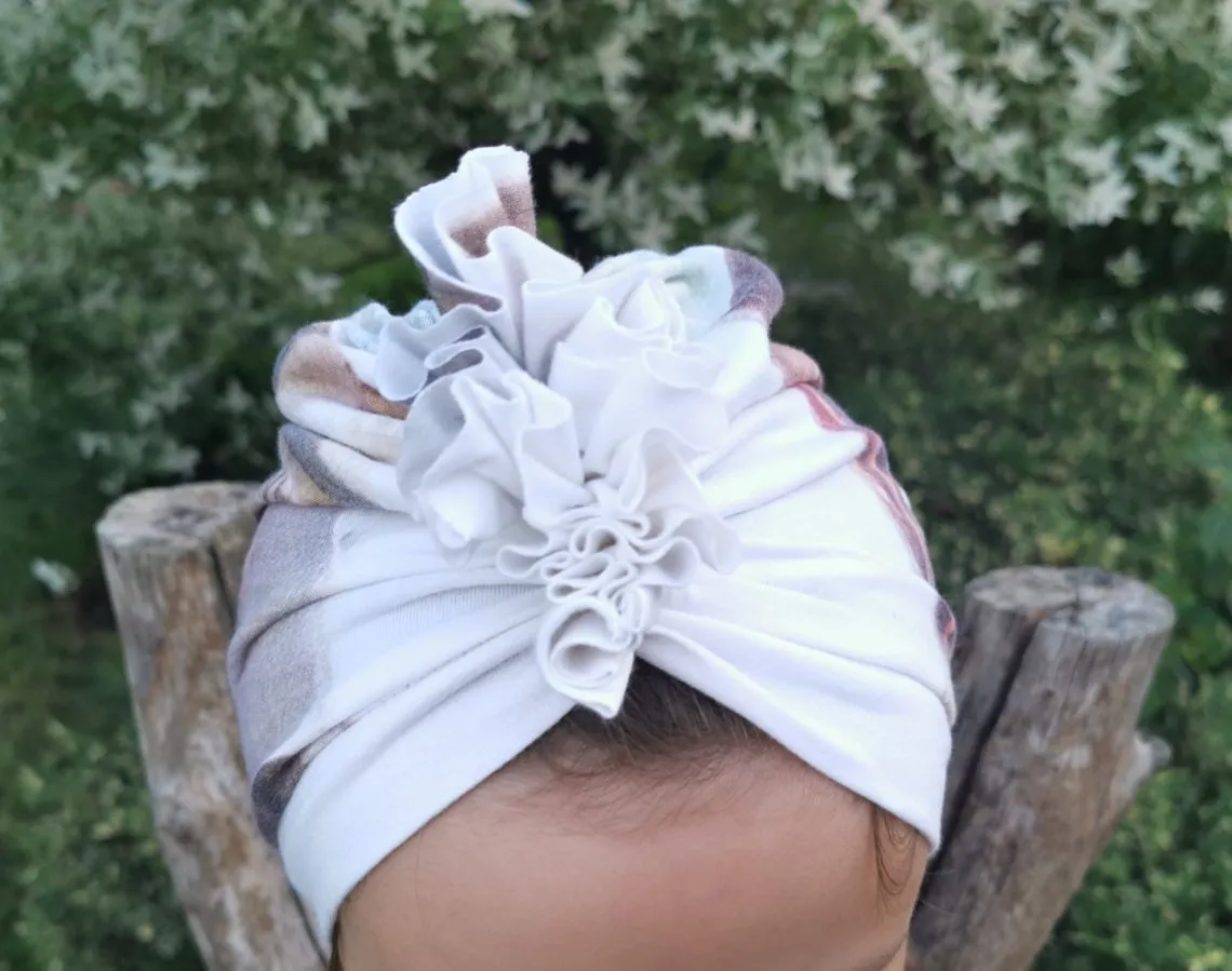 Zdjęcie Jak uszyć turban z kokardą - łatwe kroki do modnego dodatku