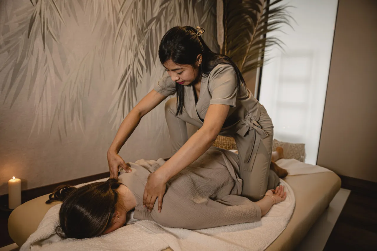 Osoba relaksująca się po masażu Shiatsu