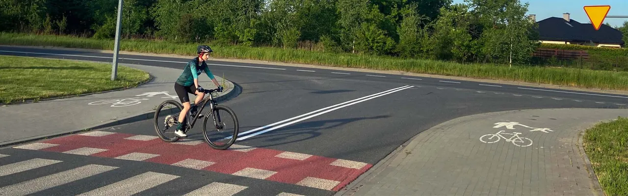 Rowerzysta na drodze rowerowej lub jezdni