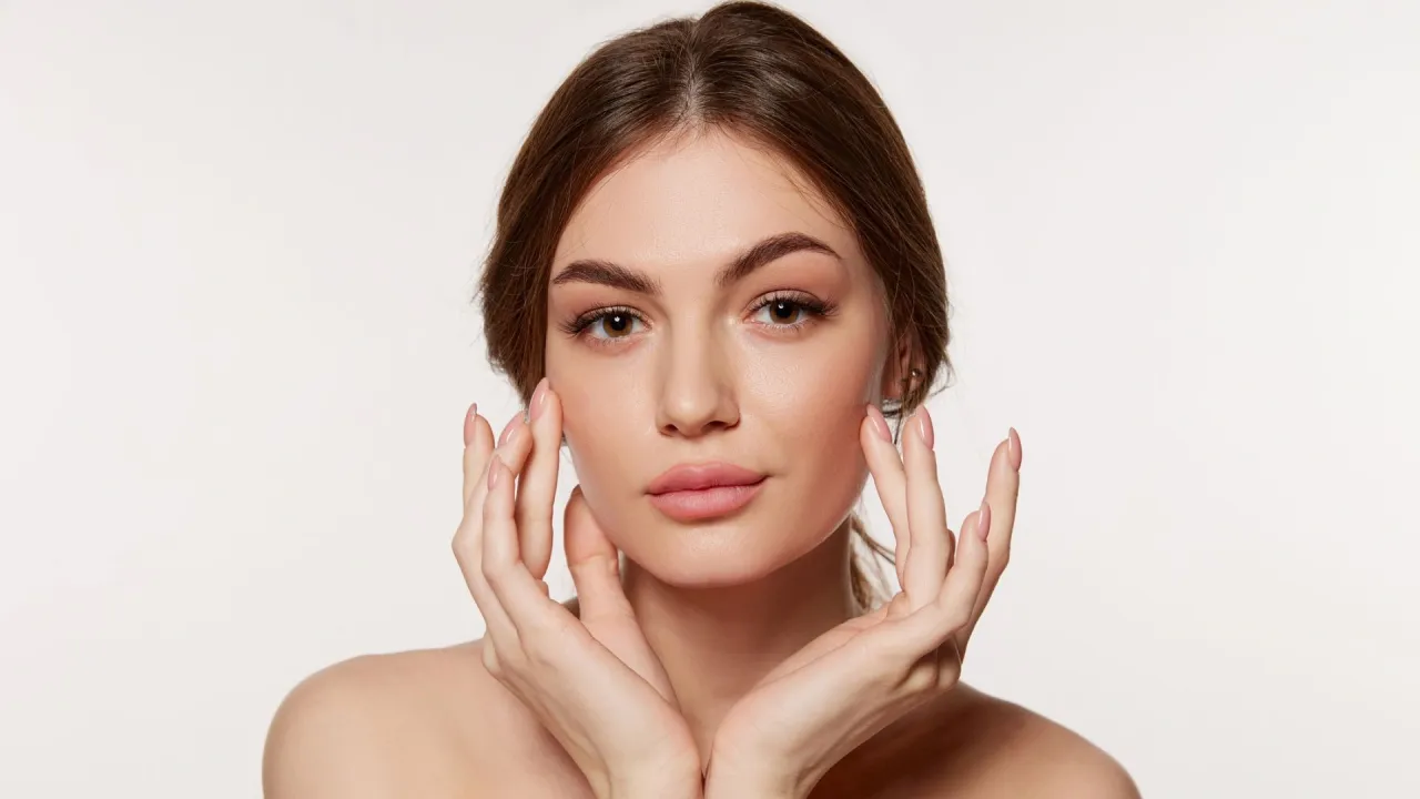 kobieta z idealnym makijażem podkładu