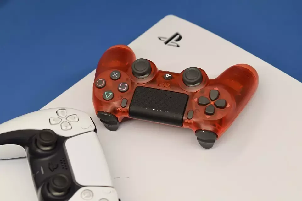 DualShock 4 podłączony do PlayStation 5