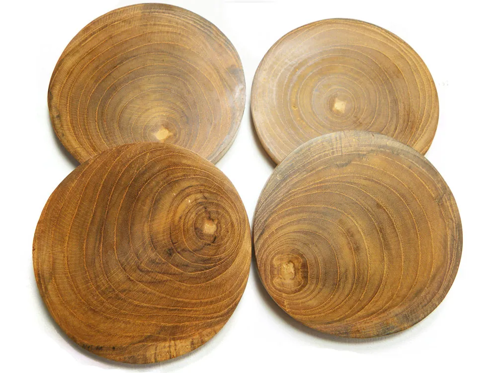 r&oacute;żne rodzaje podkładek na drewniany st&oacute;ł