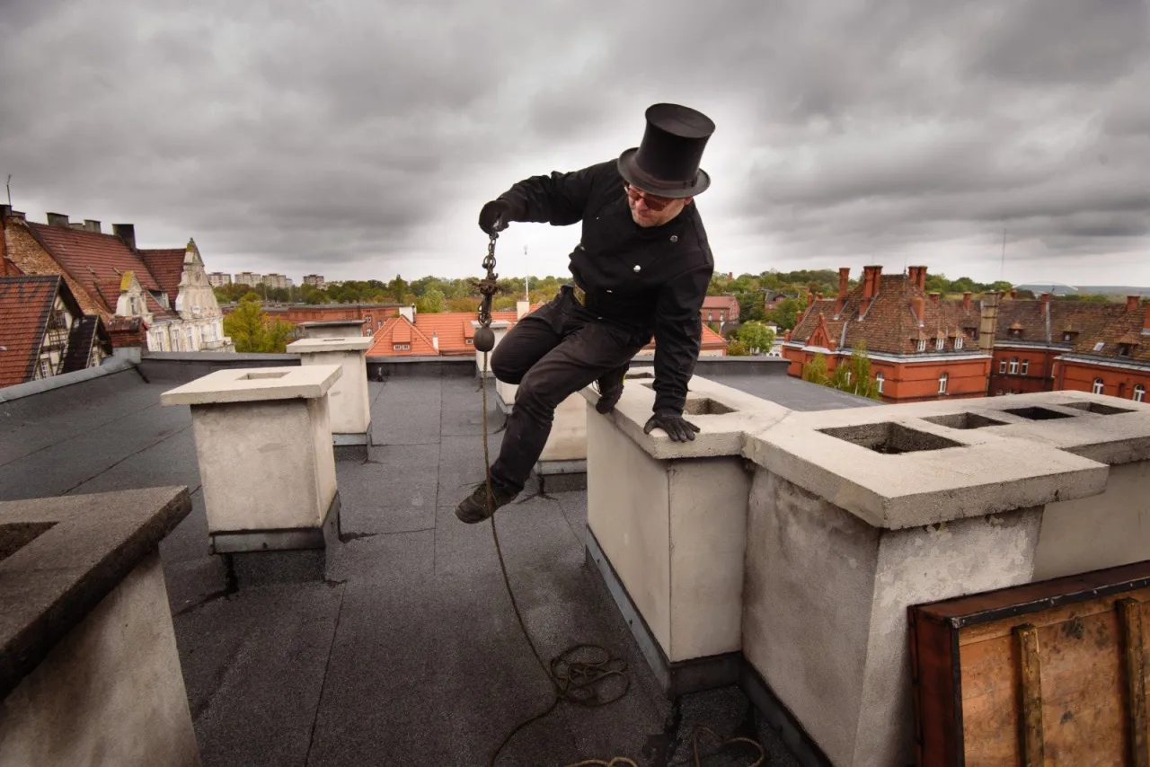 Kominiarz w cylindrze, symbol rzeczy kt&oacute;re przynoszą szczęście w Familiadzie, czyści kominy na dachu.