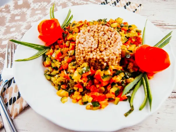 talerz sypkiej kaszy gryczanej z warzywami