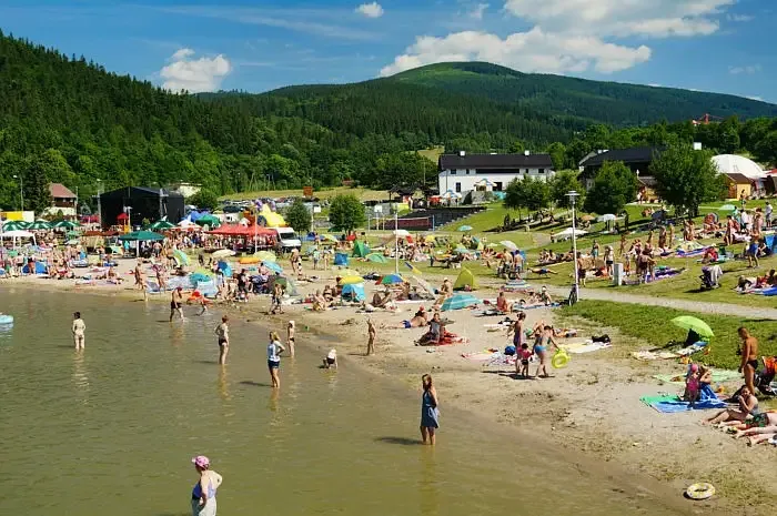 Piaszczysta plaża Stara Morawa atrakcje dla dzieci
