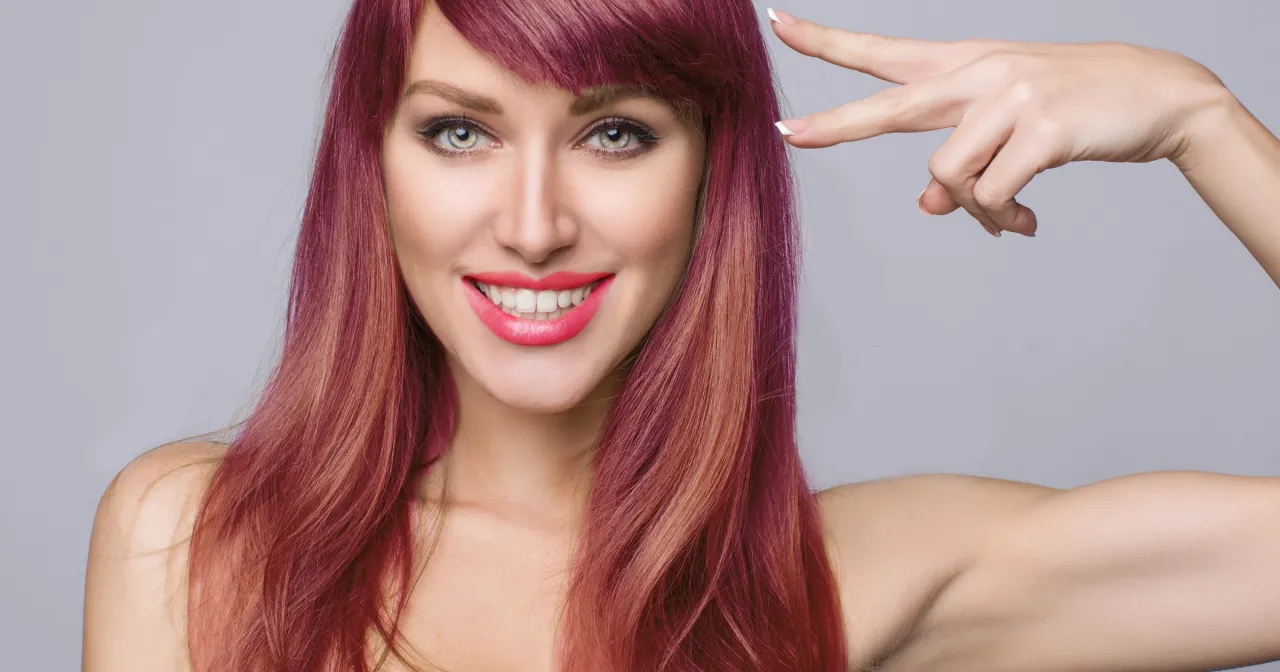 r&oacute;żne kolory włos&oacute;w na głowie kobiety