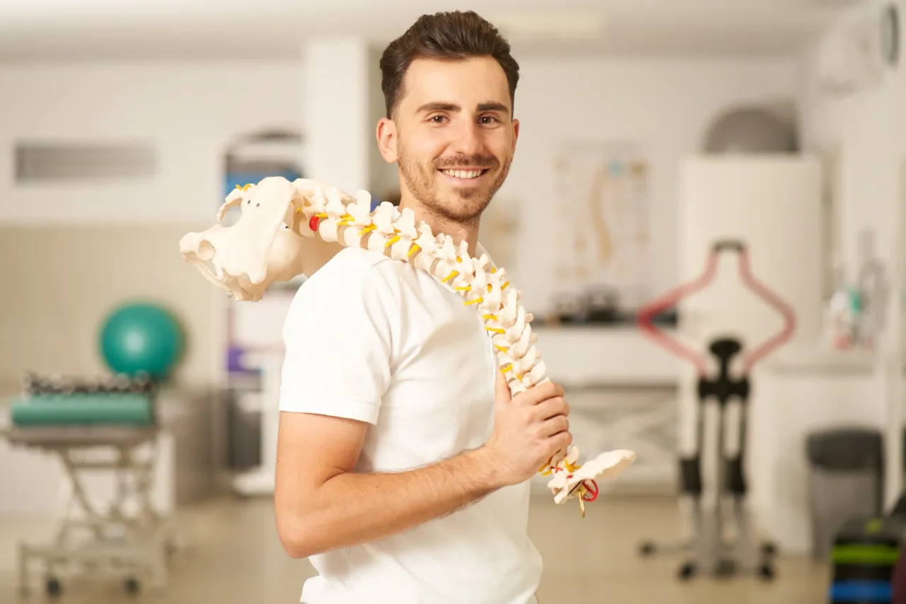 fizjoterapeuta pomaga w bólu kręgosłupa i stawów