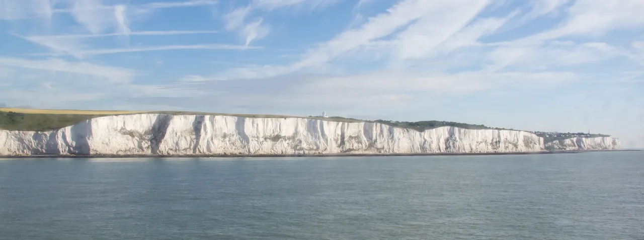 Weiße Klippen von Dover und Fähre
