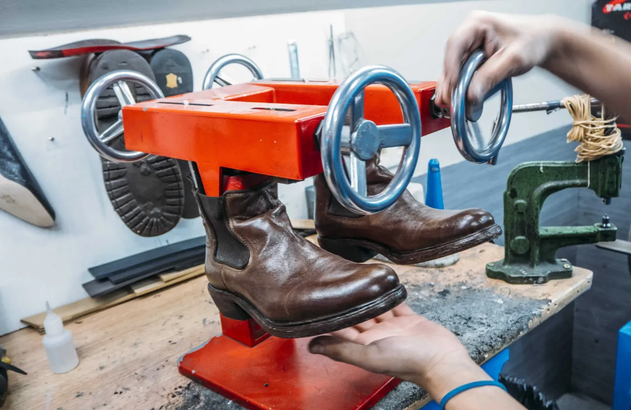 szewc rozciąganie but&oacute;w, prawidł do rozciągania obuwia