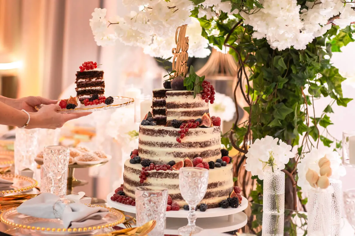 trzy różne torty obok siebie: klasyczny, artystyczny i naked cake