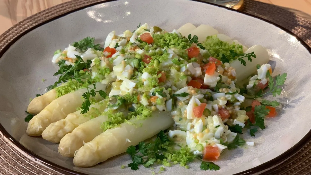 Frische Kräuter für Spargel
