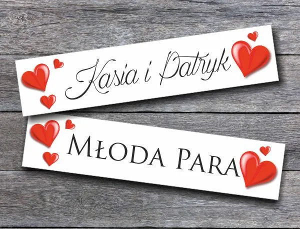 Para młoda przeglądająca dokumenty ślubne