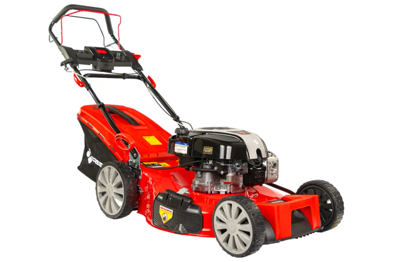 Czerwona kosiarka z silnikiem Briggs&Stratton. Pytanie: jakie paliwo do kosiarki Briggs&Stratton? Odpowiedź: czysta benzyna bezołowiowa.