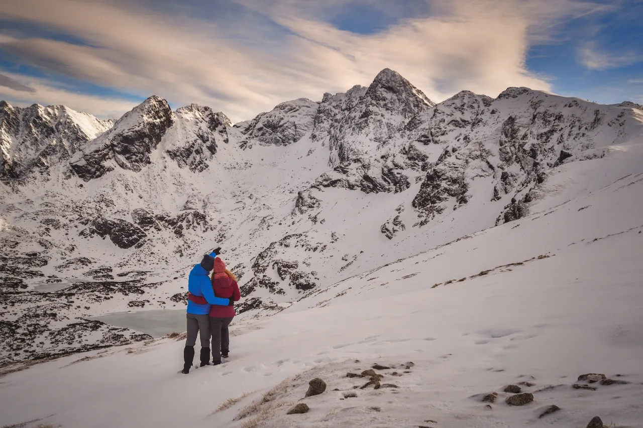 Turyści w Tatrach w warunkach wiosennych, śnieg i l&oacute;d na szlaku