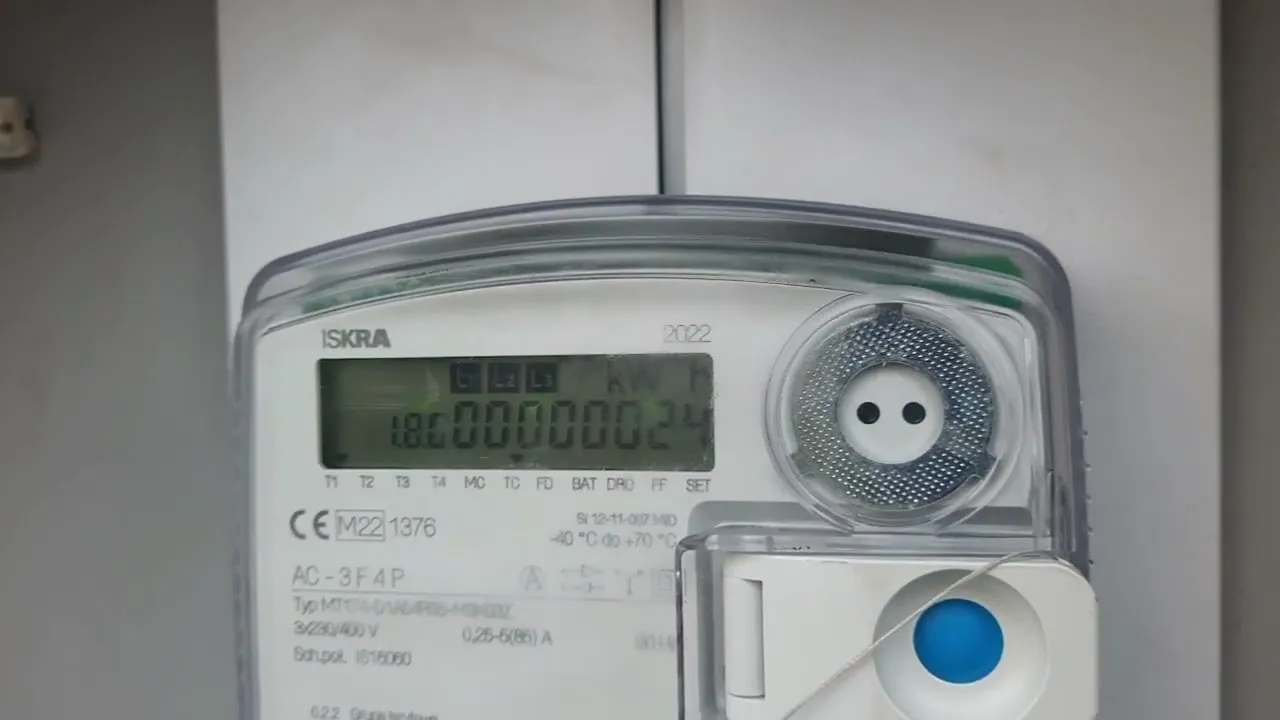 osoba odczytująca licznik prądu Iskra z bliska