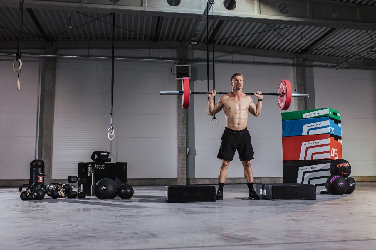 Siłownia pełna sprzętu: sztanga, kettlebelle, piłki lekarskie. Idealne miejsce na ćwiczenia na brzuch.