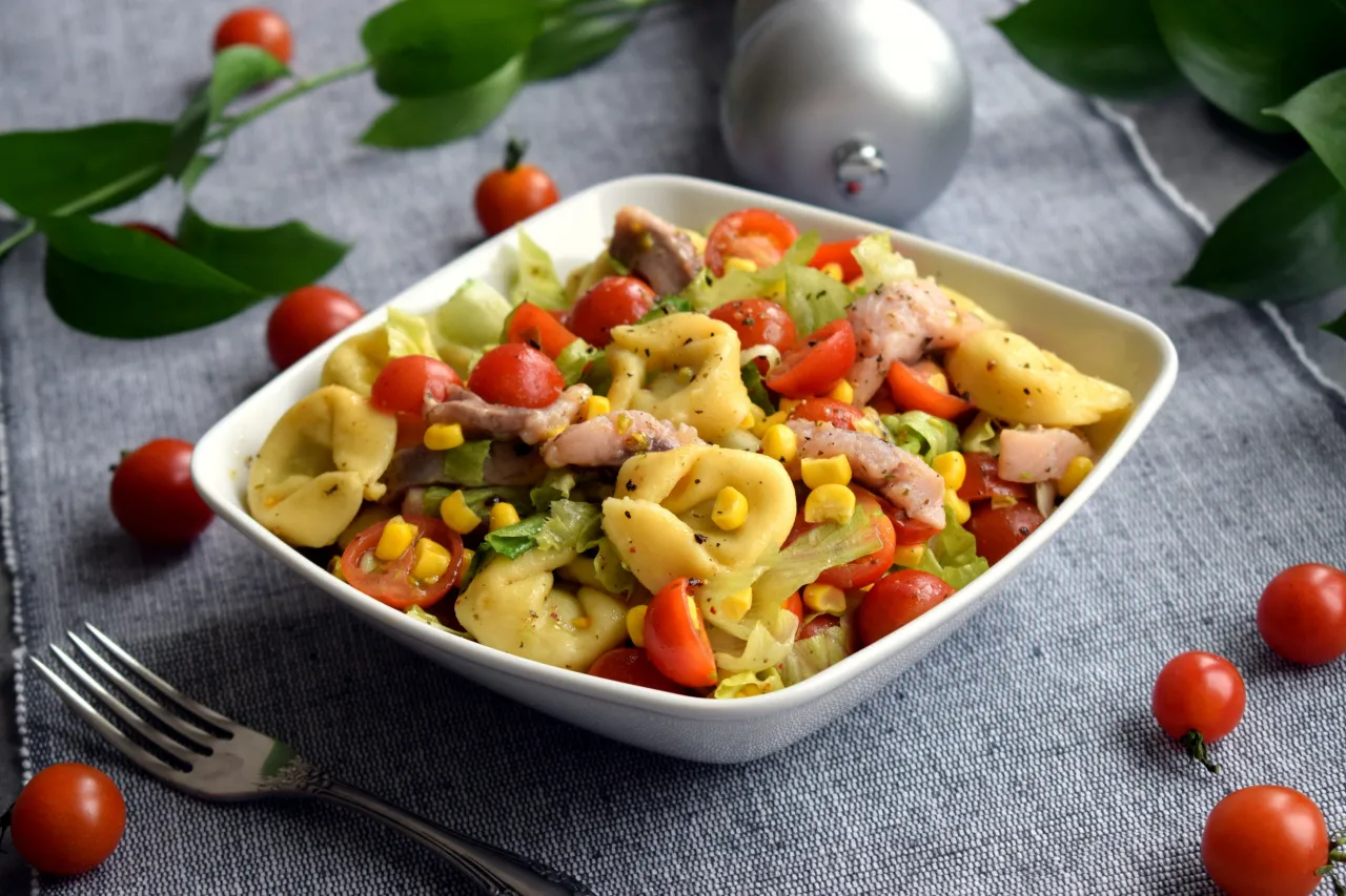 sałatka z tortellini i pomidorkami