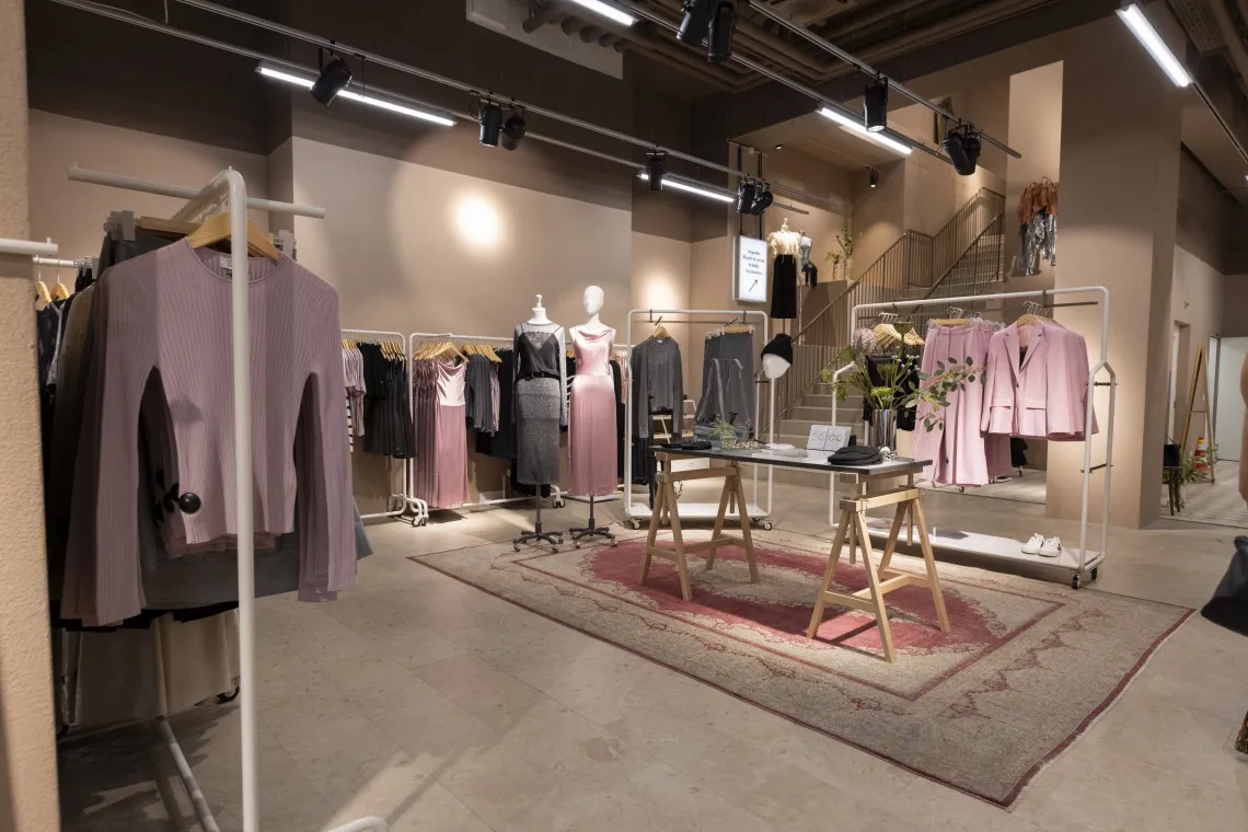 & Other Stories sklep wnętrze