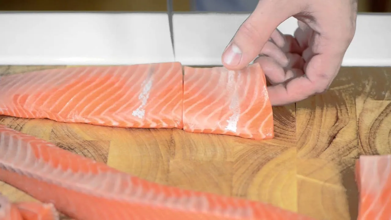krojenie łososia do sushi, how to slice salmon for sushi