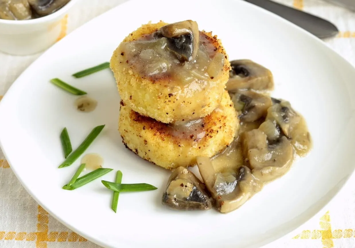 Wegetariańskie danie z sosem grzybowym, kotlety roślinne z sosem