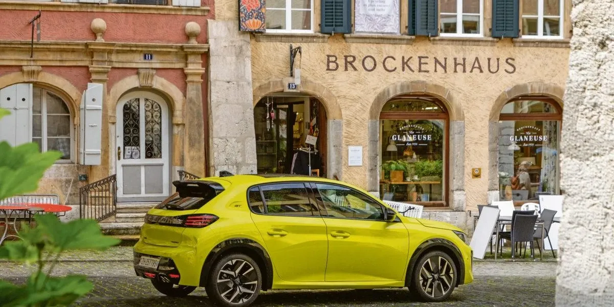Peugeot e-208 en charge dans une rue de ville