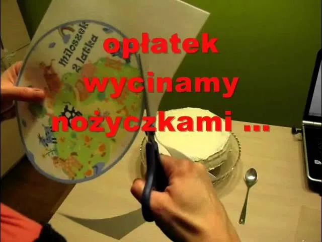 nakładanie opłatka na tort