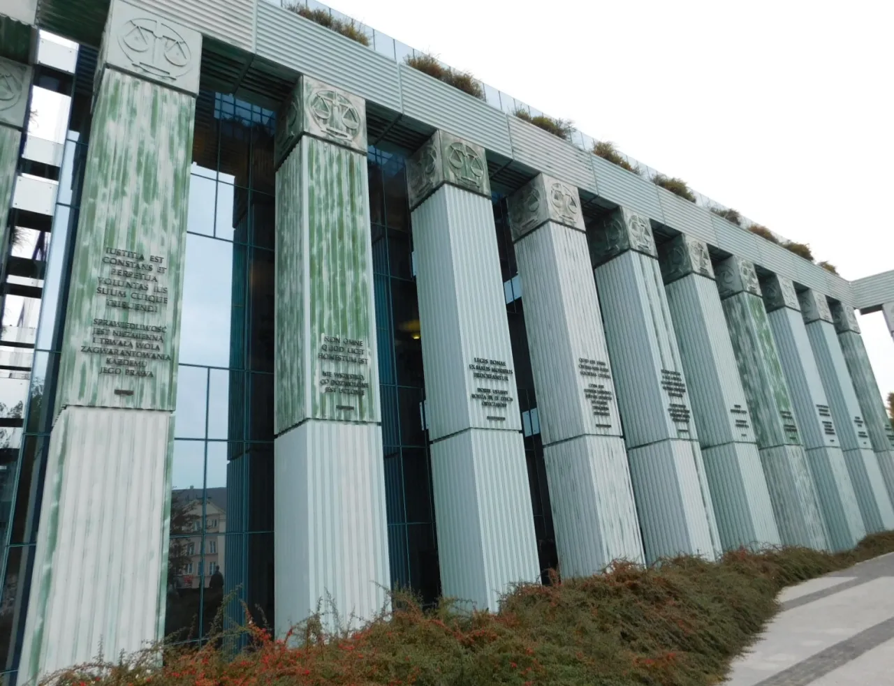 budynek sądu i waga sprawiedliwości