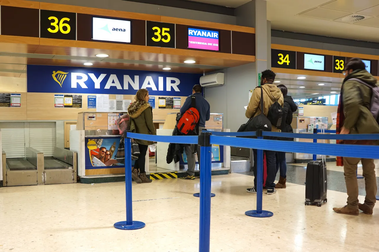 Kasa Ryanair na lotnisku. Ludzie stoją w kolejce. Ile wcześniej trzeba być na lotnisku Ryanair?