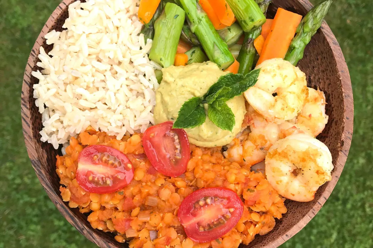 bunte vegetarische Buddha Bowl mit Reis und Kichererbsen