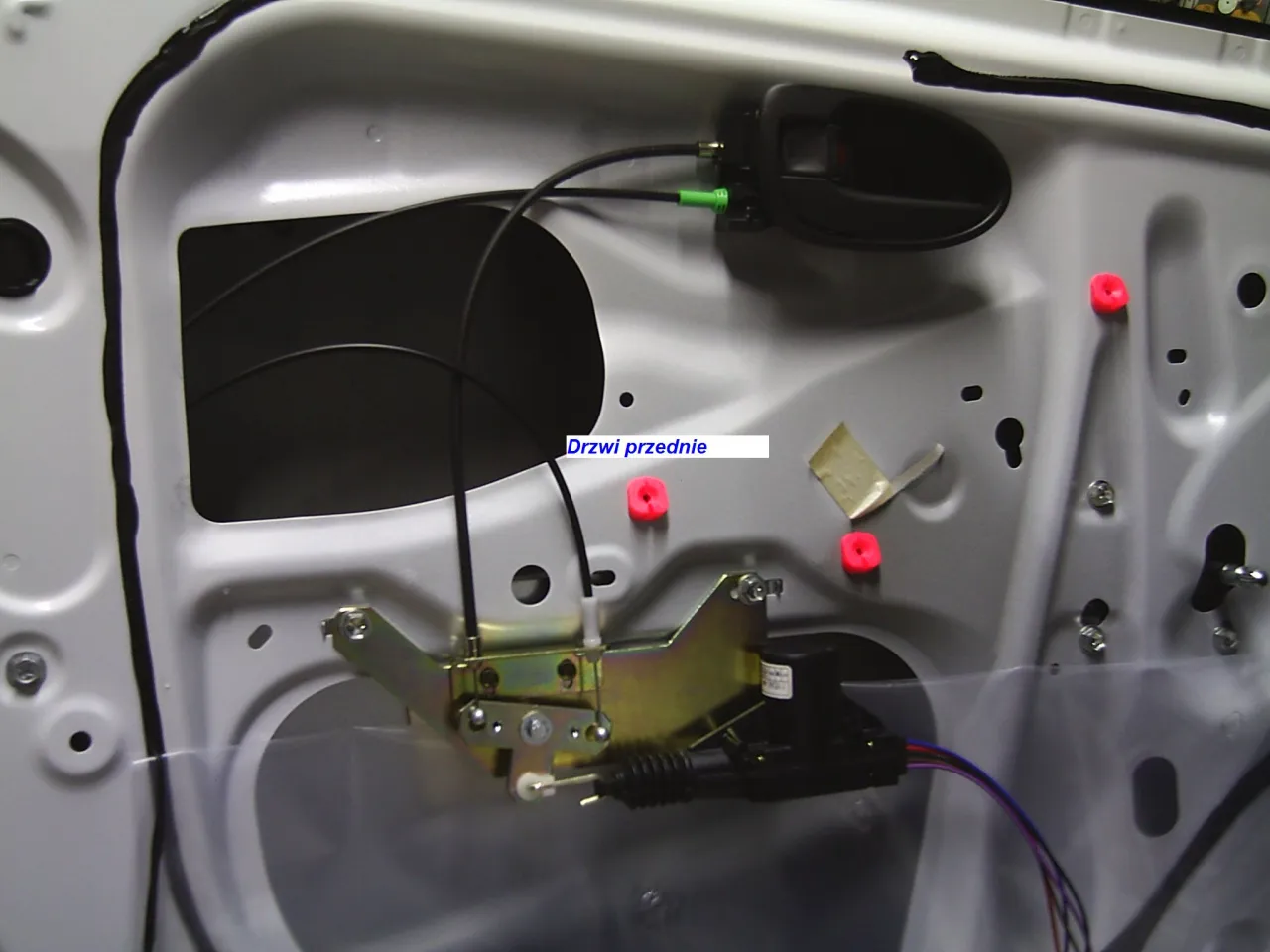Toyota Yaris, drzwi przednie: widoczny mechanizm zamka i jego siłownik, gdzie jest sterownik centralnego zamka.