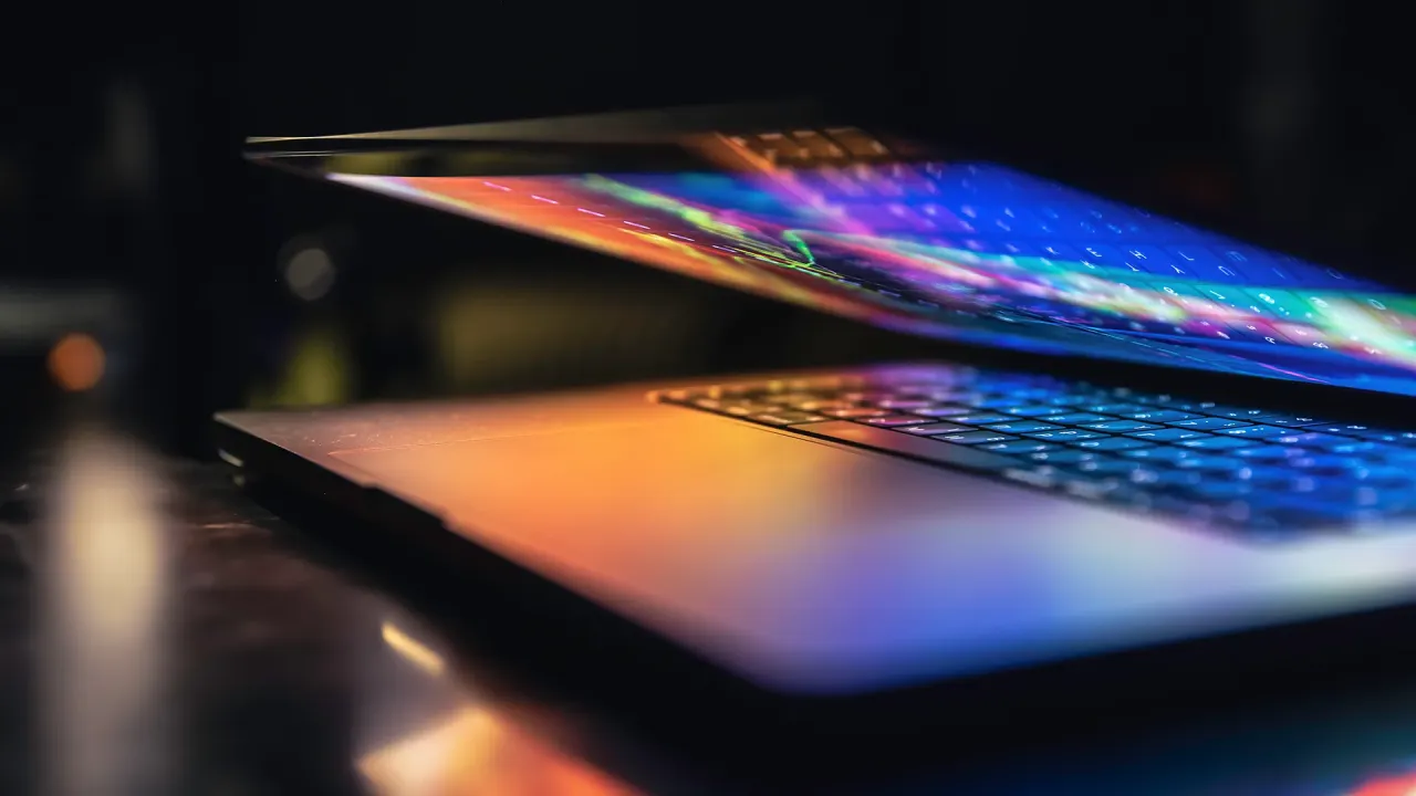 Tani sprzęt do nauki zdalnej, poleasingowy laptop dla ucznia, promocje na komputery