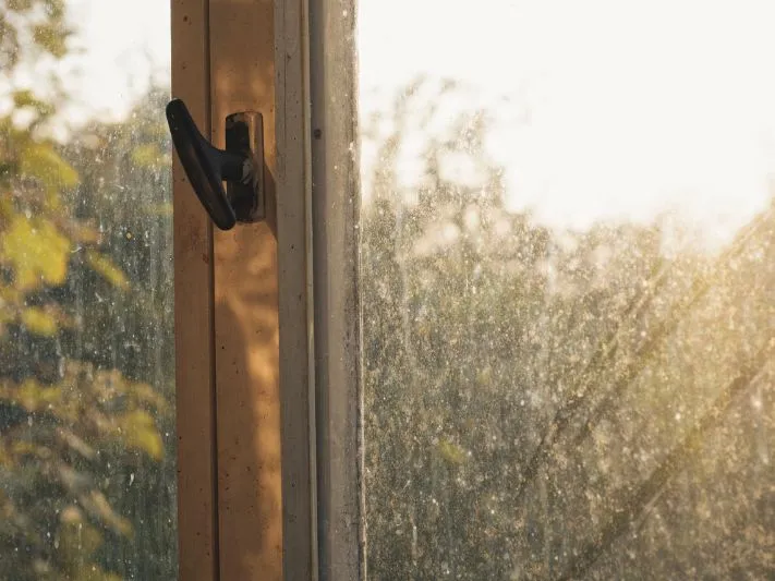 brudne okno z widocznymi smugami i zaciekami