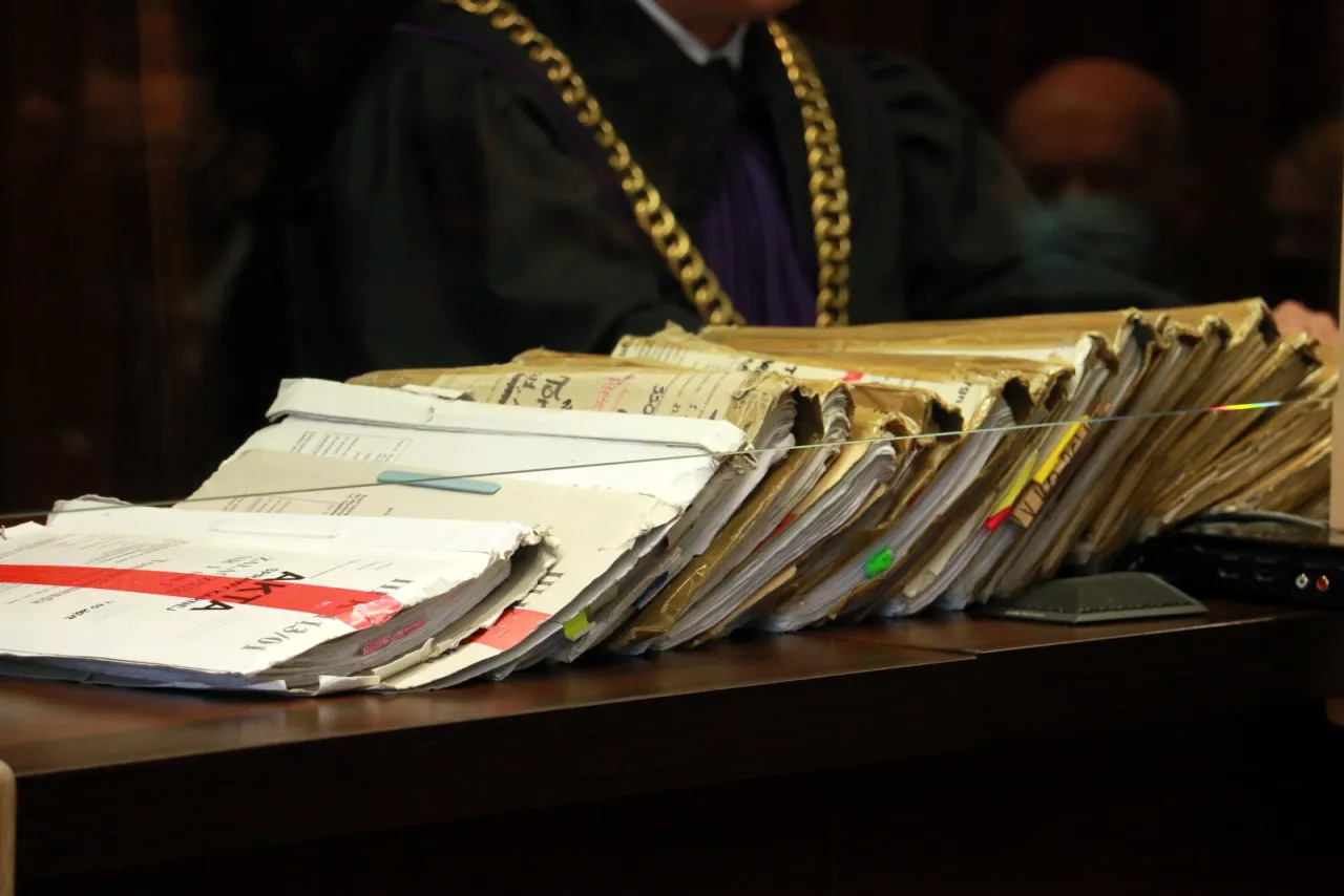 Sędzia w sądzie, sterta dokument&oacute;w, zegar, upływ czasu